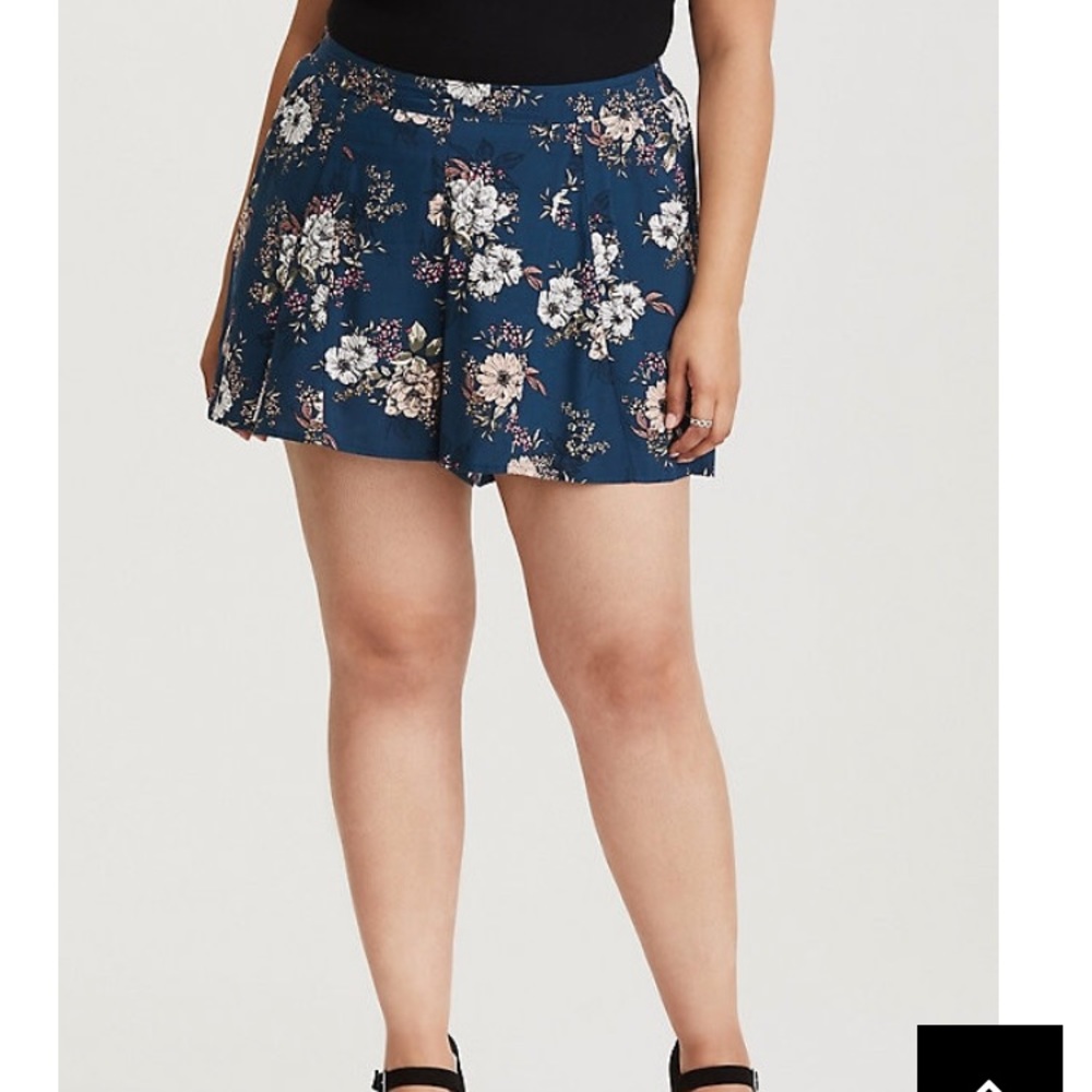 NWT Torrid 1X Floral Fabric Mix Short